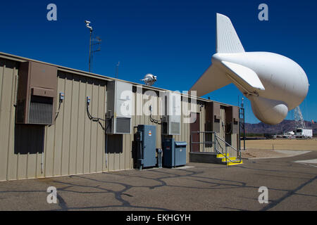 Am 17. September 2014 setzte das Office of Air and Marine der US Customs and Border Protection das Tethered Aerostat Radar System (TARS) in Yuma (Arizona) zur Grenzüberwachung ein. Stockfoto
