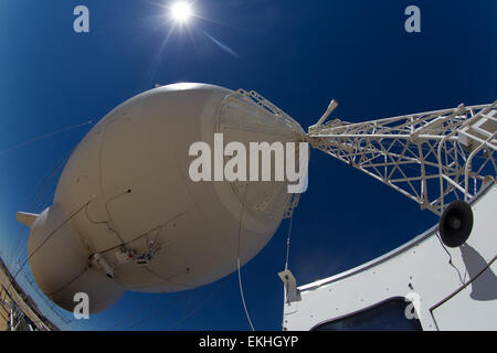 Das Office of Air and Marine der U.S. Customs and Border Protection betreibt das Tethered Aerostat Radar System (TARS) in Yuma, Arizona, um die Überwachung und Grenzsicherheit zu verbessern. Stockfoto