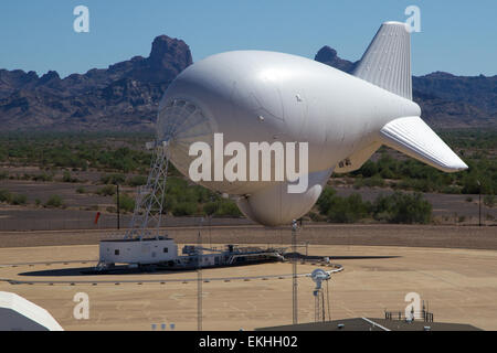 Am 17. September 2014 setzte das Office of Air and Marine des US Customs and Border Protection das Tethered Aerostat Radar System (TARS) in Yuma ein. Das System ist für die Luftüberwachung ausgelegt und bietet eine Radarabdeckung zur Erkennung tief fliegender Flugzeuge und zur Verbesserung der Grenzsicherheitsmaßnahmen. Stockfoto