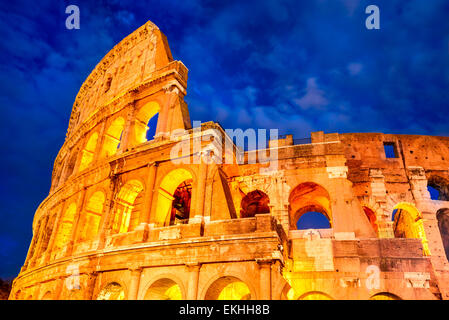 Kolosseum, Rom, Italien. Twilight-Ansicht des Colosseo in Rom, elliptische größte Amphitheater des römischen Reiches Hochkultur. Stockfoto