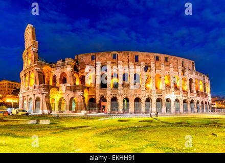 Kolosseum, Rom, Italien. Twilight-Ansicht des Colosseo in Rom, elliptische größte Amphitheater des römischen Reiches Hochkultur. Stockfoto