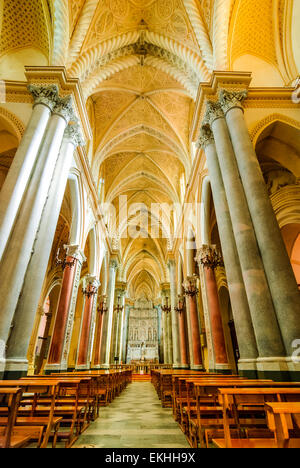 Erice, Sizilien, Italien. Mutterkirche, Interieur mit Neo-gotischen Linien flankiert mit maurischen Elementen und Stuckdekoration. Stockfoto