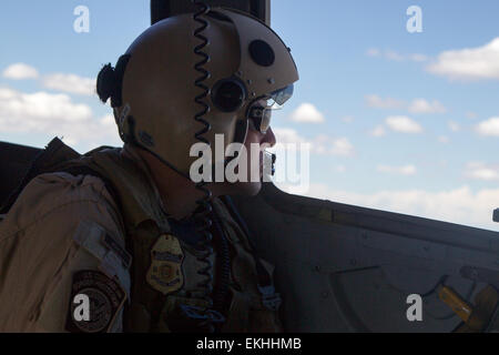Das CBP Office of Air and Marine Pilot and Crew wurde am 17. September 2014 zu einem TARS-Standort in der Nähe von Yuma, Arizona, zur Luftüberwachung eingesetzt. Stockfoto