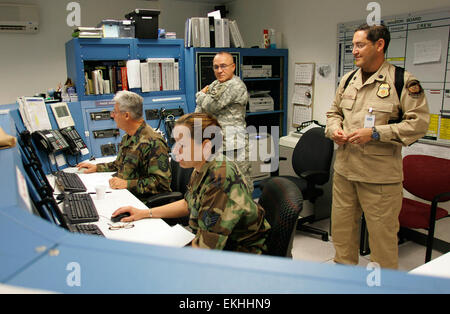 Gewohnheiten und Rand-Schutz-Luft und Marine Offiziere arbeiten Seite an Seite mit Armee und Luftwaffe Nationalgarde Mitglieder in Puerto Rico.  Gerald Nino Stockfoto