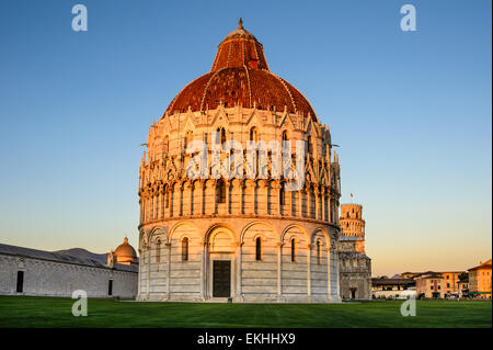 Campo dei Miracoli mit Baptisterium und schiefen Turm in Pisa, Toskana, Italien. Stockfoto