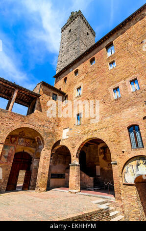 San Gimignano, Toskana. Torre Grossa und Palazzo Podesta Hof, Wahrzeichen der wunderschönen toskanischen Stadt Italiens. Stockfoto