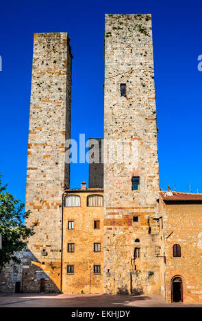 San Gimignano, Toskana. Mittelalterliche Stadtmauer bekannt für seine schönen Türme, Piazza Delle Erbe, toskanischen Wahrzeichen Italiens. Stockfoto