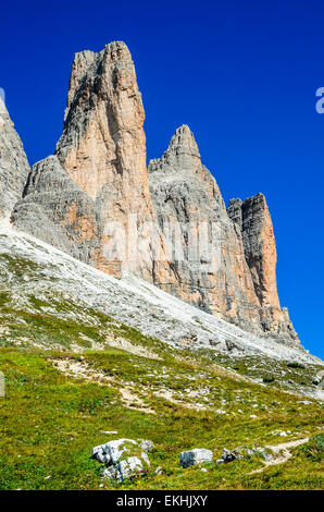 Blick auf den berühmten Tre Cime di Lavaredo (Drei Zinnen) in Dolomiten, einer der bekanntesten Berggruppen in Europa. Stockfoto