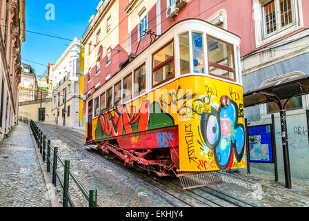 Gloria Funicular in das Zentrum von Lissabon, National Monument in Portugal und eine beliebte Touristenattraktion von Europa. Stockfoto