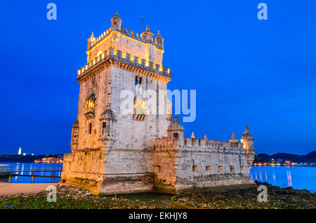 Lissabon, Portugal. Turm von Belem (Torre de Belem) ist ein Wehrturm befindet sich an der Mündung des Flusses Tejo. Stockfoto