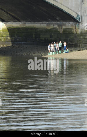 London, UK. 10. April 2015. Die Cambridge Women es blaue Bootscrew beobachten und warten auf die Ankunft des "Blondie", die Cambridge-Boot Teilnahme an Osiris Blondie Rennen (The Newton Frauen Reserve Boat Race). Bildnachweis: Michael Preston/Alamy Live-Nachrichten Stockfoto