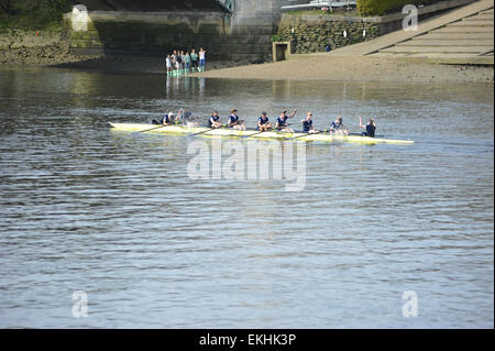 London, UK. 10. April 2015. Die Crew der "Osiris" (Oxford University Women Reserve Boot) feiern, wie sie das Osiris Blondie Rennen (The Newton Frauen reservieren Boat Race) zu gewinnen. Von der Uferlinie der Cambridge Blau Bootscrew zu suchen in der Hoffnung, dass dies kein Zeichen des morgigen Hauptrennen. Bildnachweis: Michael Preston/Alamy Live-Nachrichten Stockfoto