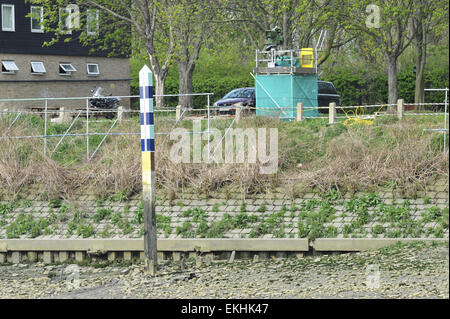 London, UK. 10. April 2015. Den Beitrag, den sie alle zuerst erreichen wollen. Der offizielle Ziellinie Marker für Oxford & Cambridge Boat Race am Ufer der Themse in Mortlake, West London. Bildnachweis: Michael Preston/Alamy Live-Nachrichten Stockfoto