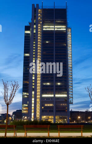 Turin, Italien. 10. April 2015. Der Intesa Sanpaolo Wolkenkratzer, entworfen vom Architekten Renzo Piano ist die neue Zentrale der Intesa Sanpaolo Bank. Stockfoto