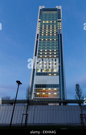 Turin, Italien. 10. April 2015. Der Intesa Sanpaolo Wolkenkratzer, entworfen vom Architekten Renzo Piano ist die neue Zentrale der Intesa Sanpaolo Bank. Stockfoto