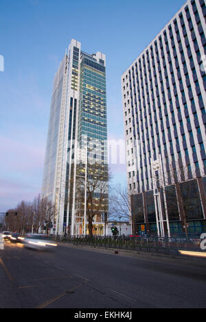 Turin, Italien. 10. April 2015. Der Intesa Sanpaolo Wolkenkratzer, entworfen vom Architekten Renzo Piano ist die neue Zentrale der Intesa Sanpaolo Bank. Stockfoto