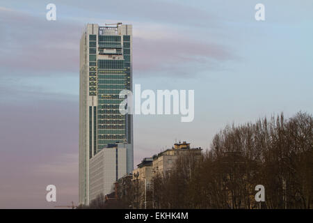 Turin, Italien. 10. April 2015. Der Intesa Sanpaolo Wolkenkratzer, entworfen vom Architekten Renzo Piano ist die neue Zentrale der Intesa Sanpaolo Bank. Stockfoto