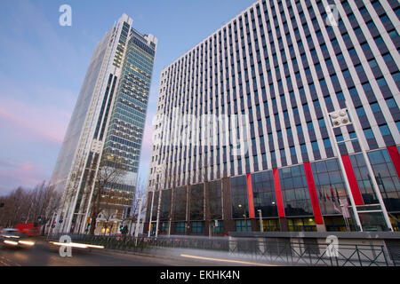 Turin, Italien. 10. April 2015. Die Intesa Sanpaolo Wolkenkratzer (links), entworfen vom Architekten Renzo Piano ist die neue Zentrale der Intesa Sanpaolo Bank. Stockfoto