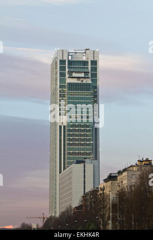 Turin, Italien. 10. April 2015. Der Intesa Sanpaolo Wolkenkratzer, entworfen vom Architekten Renzo Piano ist die neue Zentrale der Intesa Sanpaolo Bank. Stockfoto