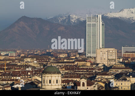 Turin, Italien. 10. April 2015. Der Intesa Sanpaolo Wolkenkratzer, entworfen vom Architekten Renzo Piano ist die neue Zentrale der Intesa Sanpaolo Bank. Stockfoto