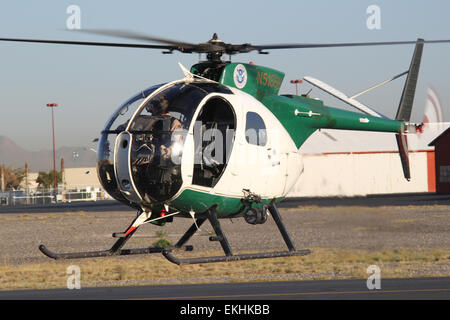 102011: CBP zieht sich OH-6A "Loach" Hubschrauber nach 32 Jahren in einer Zeremonie in der El Paso Luft Niederlassung statt.  BPA Greg Hoiland Stockfoto