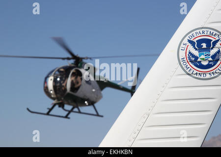 102011: CBP zieht sich OH-6A "Loach" Hubschrauber nach 32 Jahren in einer Zeremonie in der El Paso Luft Niederlassung statt.   BPA Greg Hoiland Stockfoto