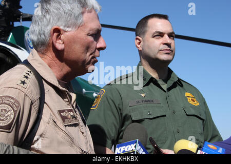 102011: CBP zieht sich OH-6A "Loach" Hubschrauber nach 32 Jahren in einer Zeremonie in der El Paso Luft Niederlassung statt.  Hier zu sehen ist Assistant Commissioner des Amtes des Luft- und Marine Michael Kostelnik und Chef der Border Patrol Michael Fisher.  BPA Greg Hoiland Stockfoto