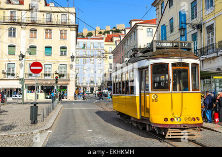 Klassischen Straßenbahnen auf mittelalterlichen Straße von Alfama, alten Bezirk von Lissabon, Portugal. Stockfoto