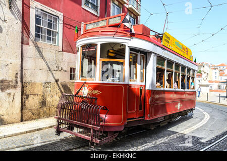 Klassischen Straßenbahnen auf mittelalterlichen Straße von Alfama, alten Bezirk von Lissabon, Portugal. Stockfoto