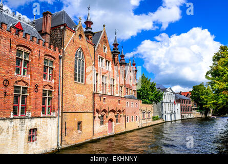 Brügge, Belgien. Sommerlandschaft mit gotischen Häusern und Groenerei Wasserkanal in Flandern mittelalterliche Altstadt von Brügge. Stockfoto