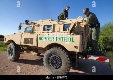 Border Patrol Agenten überprüfen eine Operationen an einem Fahrzeug mir beständig Hinterhalt geschützt (MRAP) an der Grenze zu South Texas.  Für hohes Risiko kriminellen Operationen und bei Notfällen, wie Hurrikans MRAPs einsetzbar.  Donna Burton Stockfoto