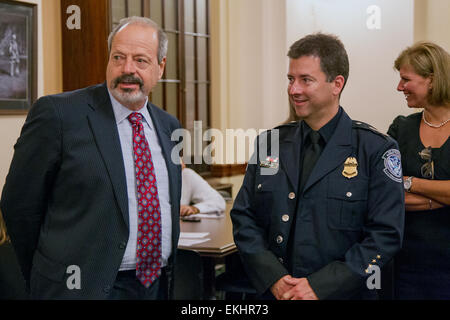 071614: Washington, DC - Herr John Wagner, Assistant Commissioner, Office of Field Operations, Customs and Border Protection, begleitet von Mr Eugene H. Schied, Assistant Commissioner, Verwaltungsstelle, Customs and Border Protection Zeugnis und Kommentare bei der Anhörung des Unterausschusses zur Verfügung gestellt: Eintrag Hafeninfrastruktur: Wie funktioniert die föderale Regierung priorisieren Investitionen?  AC John Wagner gesehen spricht hier mit Stadt von El Paso, Texas Bürgermeister Oscar Leeser, die auch Zeugenaussagen in der mündlichen Verhandlung zur Verfügung gestellt.  Donna Burton Stockfoto