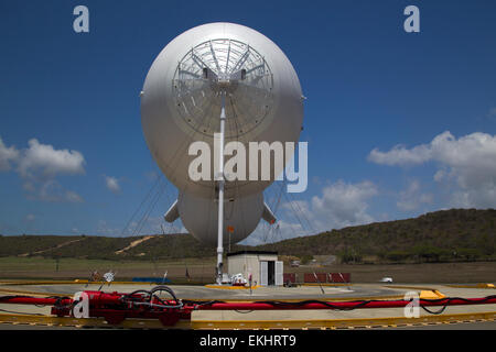 Das Tethered Aerostat Radar System (TARS) am Standort Lajas in Puerto Rico unterstützt den Zoll- und Grenzschutz der USA durch die Bereitstellung von Überwachungskapazitäten für die Grenzsicherheit. Stockfoto