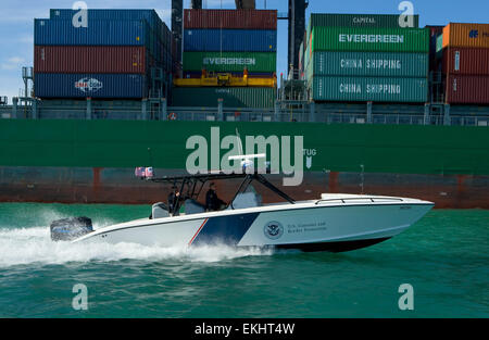 U.S. Customs &amp; Border Protection Luft &amp; Marine Boot Patrouillen vorbei Versandbehälter. Stockfoto