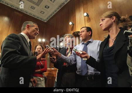 Am 9. Juni 2011 sagten CBP-Kommissar Alan D. Bersin und DHS-Inspektor Charles Edwards vor dem Homeland Security Committee des Senats aus und erörterten die Bemühungen zur Korruptionsbekämpfung im Zoll- und Grenzschutz sowie im Department of Homeland Security. Stockfoto