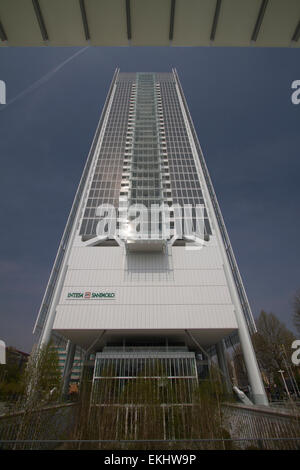 Turin, Italien. 10. April 2015. Der Intesa Sanpaolo Wolkenkratzer, entworfen vom Architekten Renzo Piano ist die neue Zentrale der Intesa Sanpaolo Bank. Stockfoto