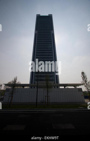 Turin, Italien. 10. April 2015. Der Intesa Sanpaolo Wolkenkratzer, entworfen vom Architekten Renzo Piano ist die neue Zentrale der Intesa Sanpaolo Bank. Stockfoto