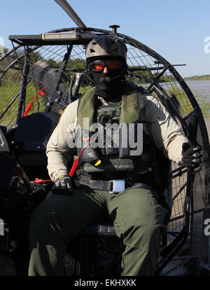 Border Patrol führt Patrouillen in einem Luftboot im Süden von Texas, Laredo, entlang des Flusses Rio Grande Valley am 26. September 2013.  Donna Burton Stockfoto