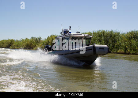 Border Patrol führt Patrouillen in einem Safe-Boot im Süden von Texas, McAllen, entlang des Flusses Rio Grande Valley am 24. September 2013.  Donna Burton Stockfoto