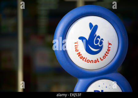 LONDON, UK - APRIL 07: Nahaufnahme des blauen Nationallotterie Schild, mit gekreuzten Fingern Logo. Am 7. April 2015. Stockfoto