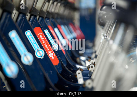 LONDON, UK - APRIL 06: Detail von Boris Bikes in der Schlange. 6. April 2015 in London. Am 27. Februar 2015 sicherte Bürgermeister Boris Johnson Stockfoto