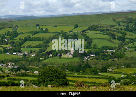 Widecombe-in-the-Moor Dorf & Kirche Nationalpark Dartmoor Devon grüne Felder rund um das Tal Stockfoto