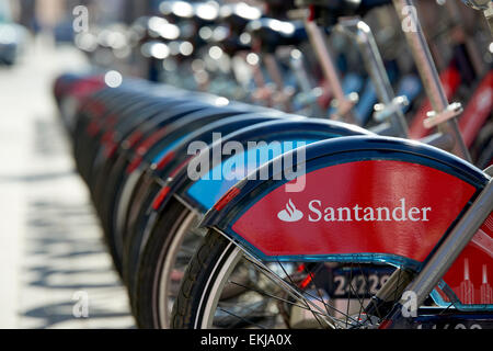 LONDON, UK - APRIL 07: Detail von Boris Bikes in der Schlange. 7. April 2015 in London. Am 27. Februar 2015 sicherte Bürgermeister Boris Johnson Stockfoto