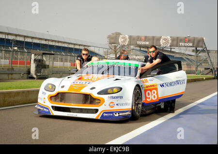 Silverstone, Northants, Großbritannien. 10. April 2015. WEC World Championship Rennsport. Testtag. #98 ASTON MARTIN RACING (GBR) ASTON MARTIN VANTAGE V8 GTE AM PAUL DALLA LANA (CAN) PEDRO LAMY (PRT) MATHIAS LAUDA (AUT) © Aktion Plus Sport/Alamy Live News Stockfoto