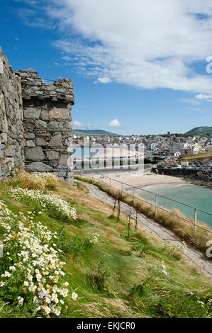 Peel Castle und Strand, Isle Of Man in der Sommersonne Stockfoto