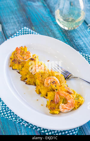 Fried Bratlinge grüne Papaya und Kabocha garniert mit Garnelen Stockfoto