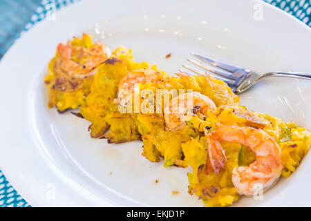 Fried Bratlinge grüne Papaya und Kabocha garniert mit Garnelen Stockfoto