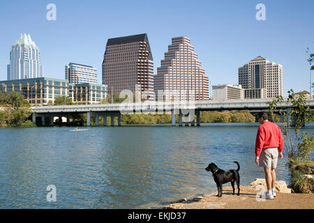 Auditorium Shores und die Skyline von Austin nur über dem Colorado River, Austin, TX, USA Stockfoto
