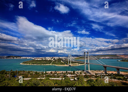 Die hohe Brücke des Evripos und Chalkis ("Chalkida") Stadt, Evia ("Euböa") Insel, Griechenland. Stockfoto