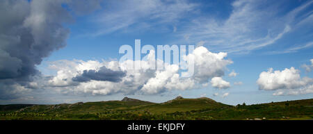 Atemberaubende Panorama-Bild von Gewitterwolken über Holwell Tor, Haytor & Saddletor auf Dartmoor erstaunlichen Blick in den Himmel Stockfoto